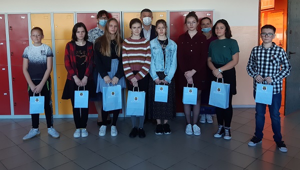 Laureaci konkursu plastycznego na plakat promujący szczepienia przeciw COVID-19