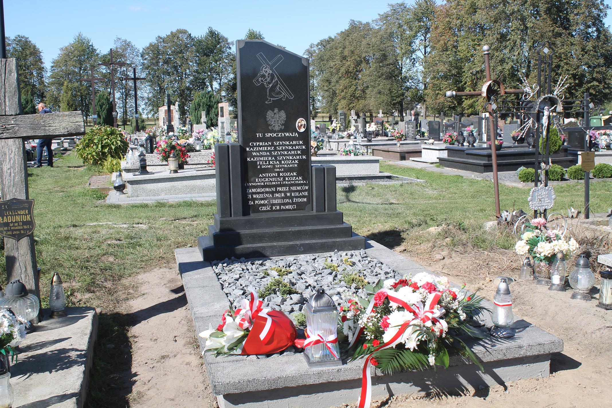 Pamięć nie umiera nigdy – odsłonięcie odnowionego nagrobka Rodziny Szynkaruków w m. Kolano – Kolonia