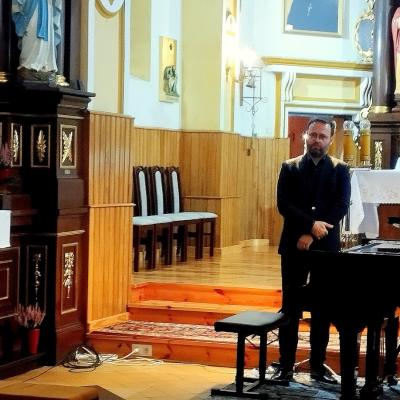 Wójt Gminy Jabłoń Dariusz Łobejko i Przewodnicząca Rady Gminy Diana Abramczuk-Sak podczas składania podziękowań artystom